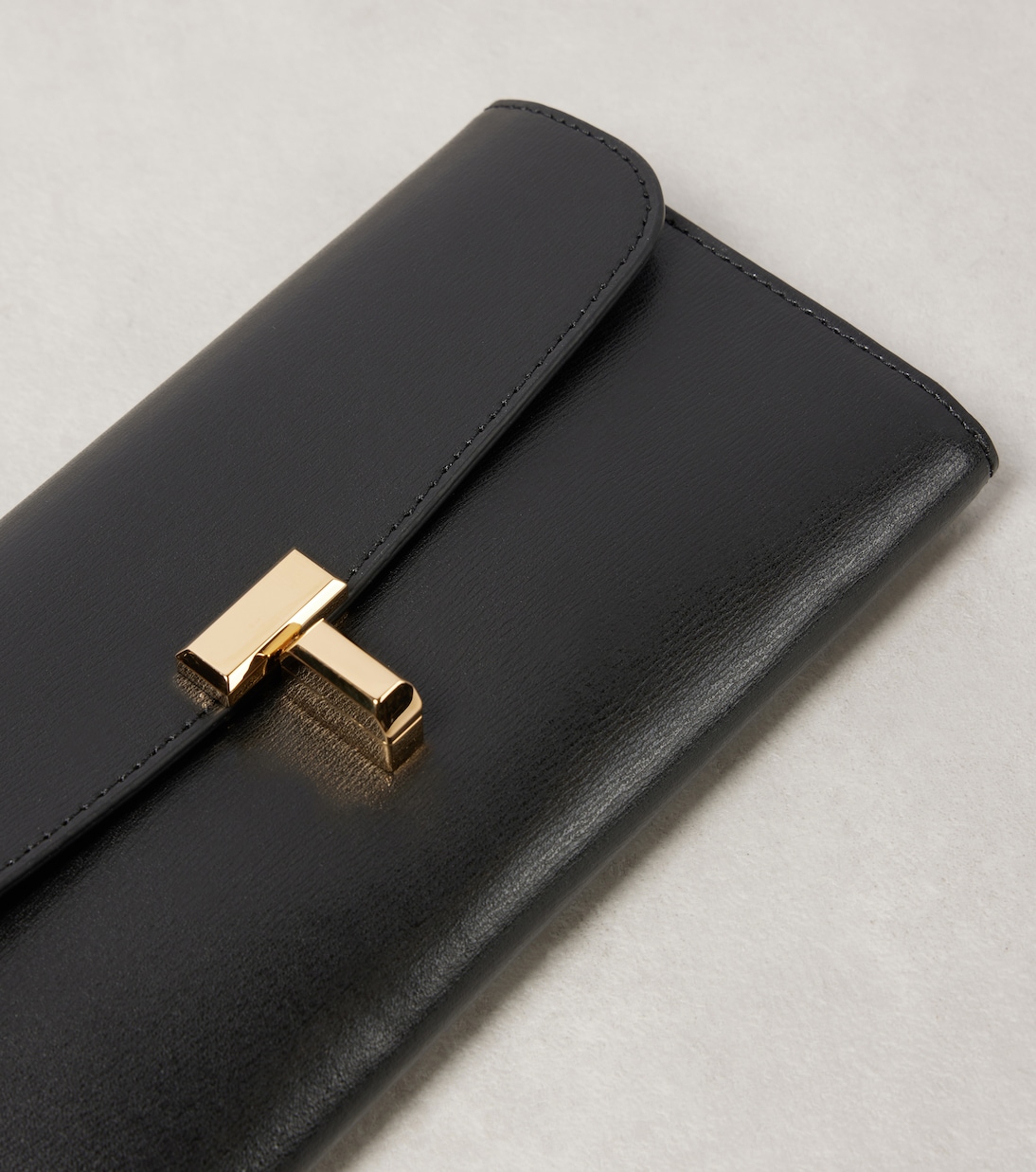 Portafoglio in pelle T-Lock di TOTEME, stile giovane e moderno