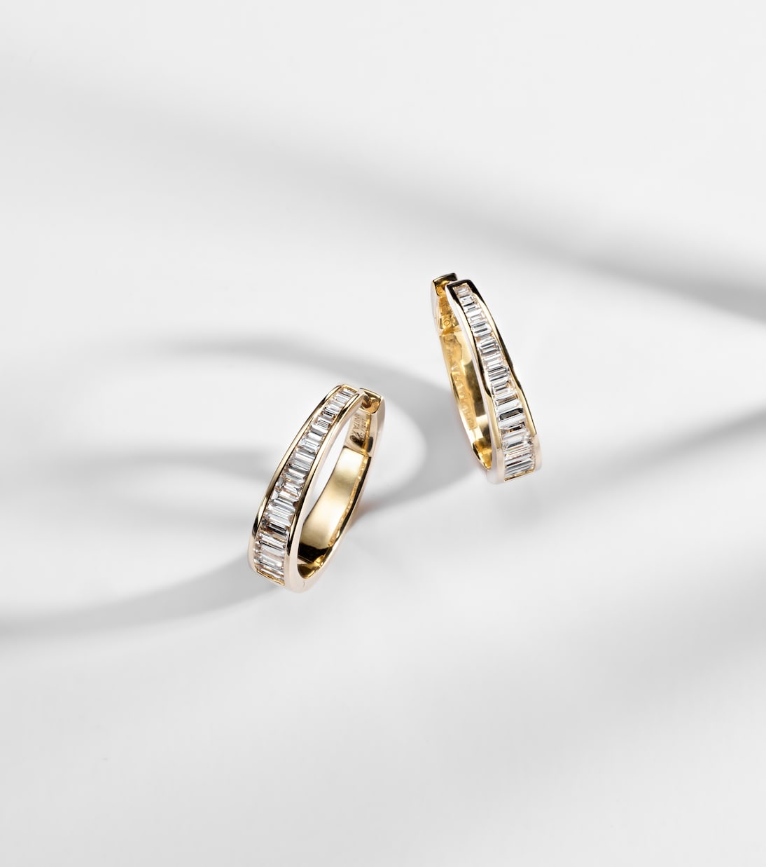 Orecchini a cerchio Meryl Classic in oro 18kt con diamanti | Anita Ko