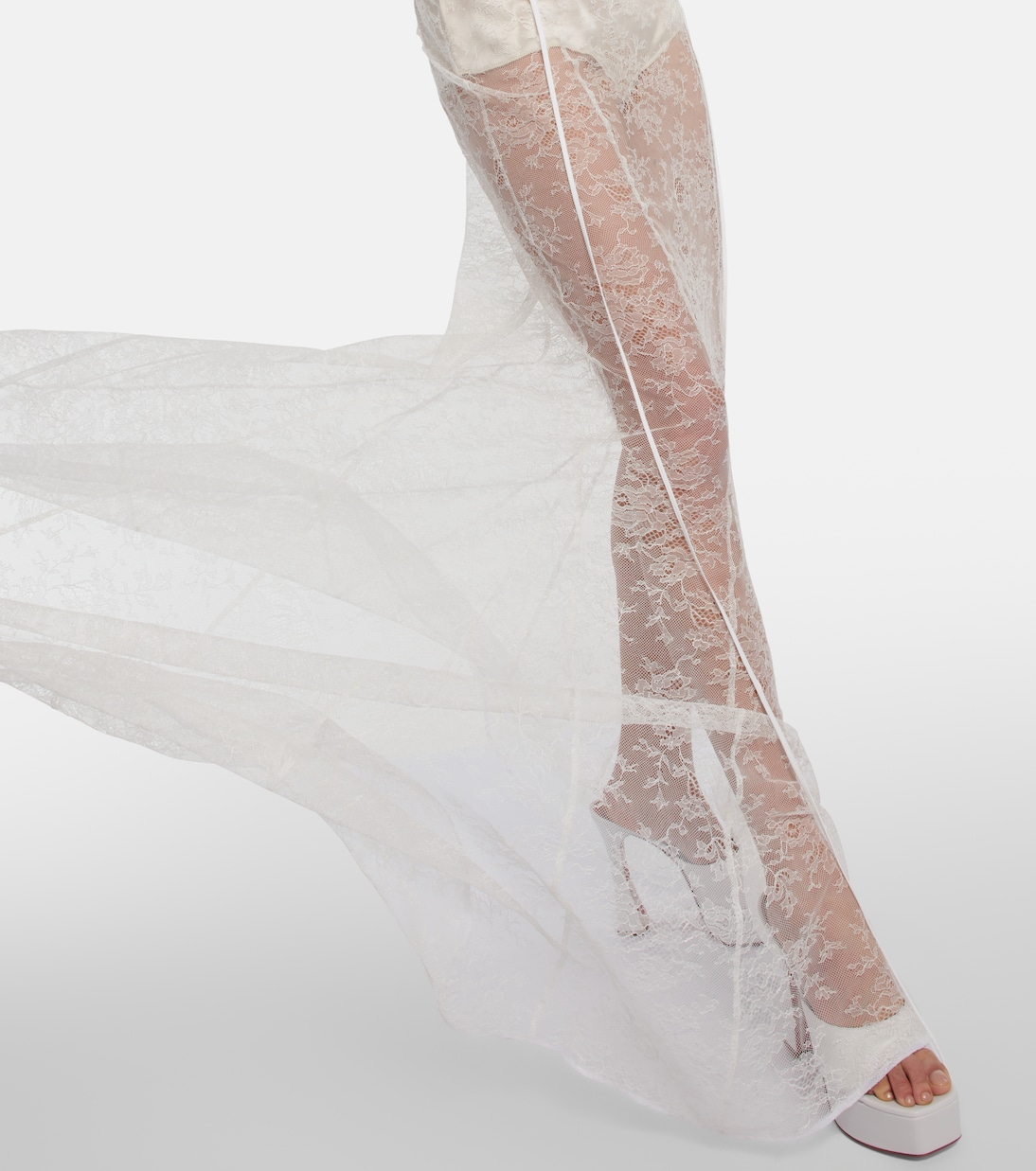 Bridal Robe aus Spitze | Nensi Dojaka