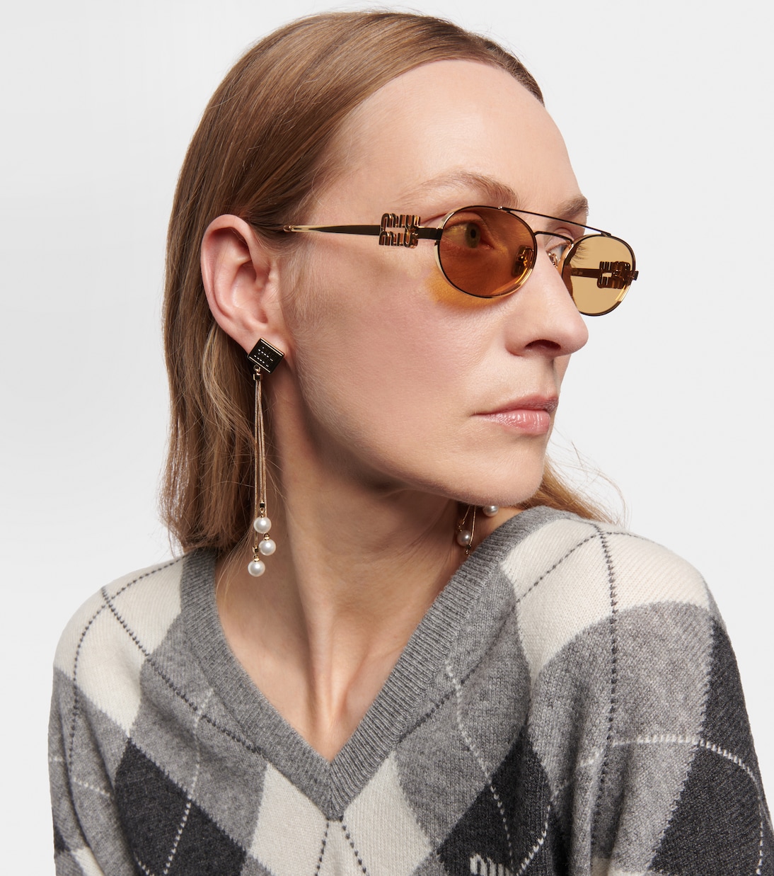 Occhiali da sole ovali con logo MIU MIU per uno stile giovane e trendy