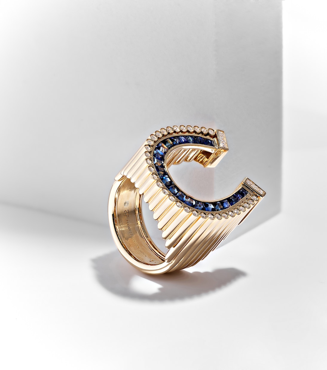 Bague Horseshoe en or 18 ct, diamants et saphirs | Marie Lichtenberg