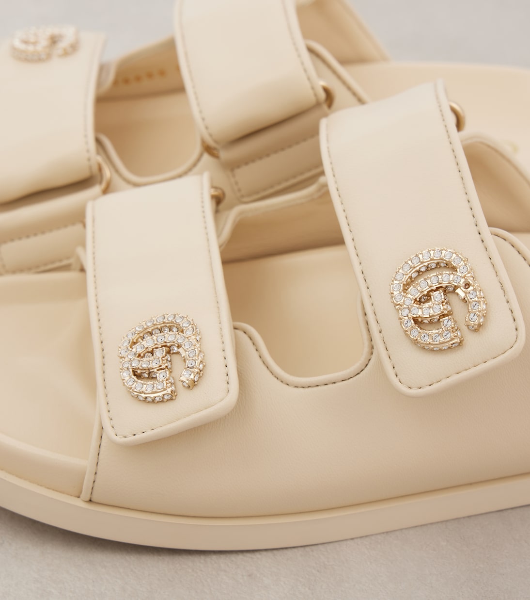 Sandali in pelle GG Marmont di GUCCI per uno stile giovane e trendy