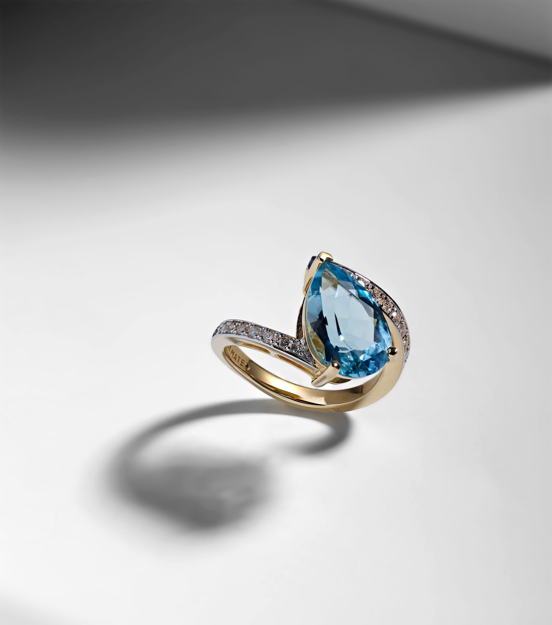 Anello Slanted in oro 14kt con topazio e diamanti | Mateo