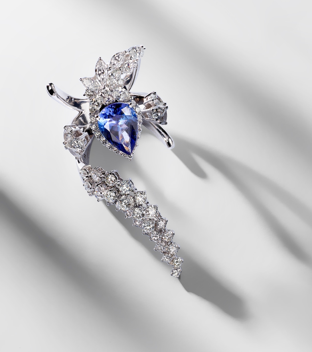 Anello Reign Supreme in oro bianco 18kt con tanzanite e diamanti | Yeprem