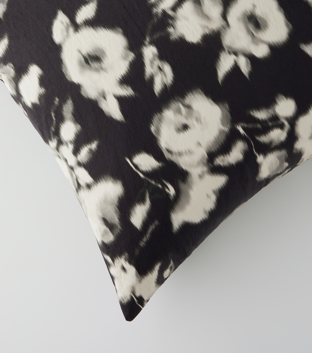 Astrantia cushion | The House of Lyria