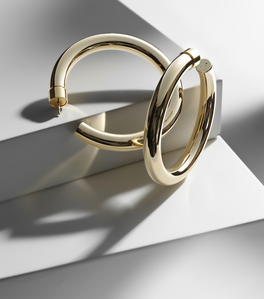 Orecchini a cerchio placcati oro 10kt Samira Baby di JENNIFER FISHER per uno stile giovane e moderno