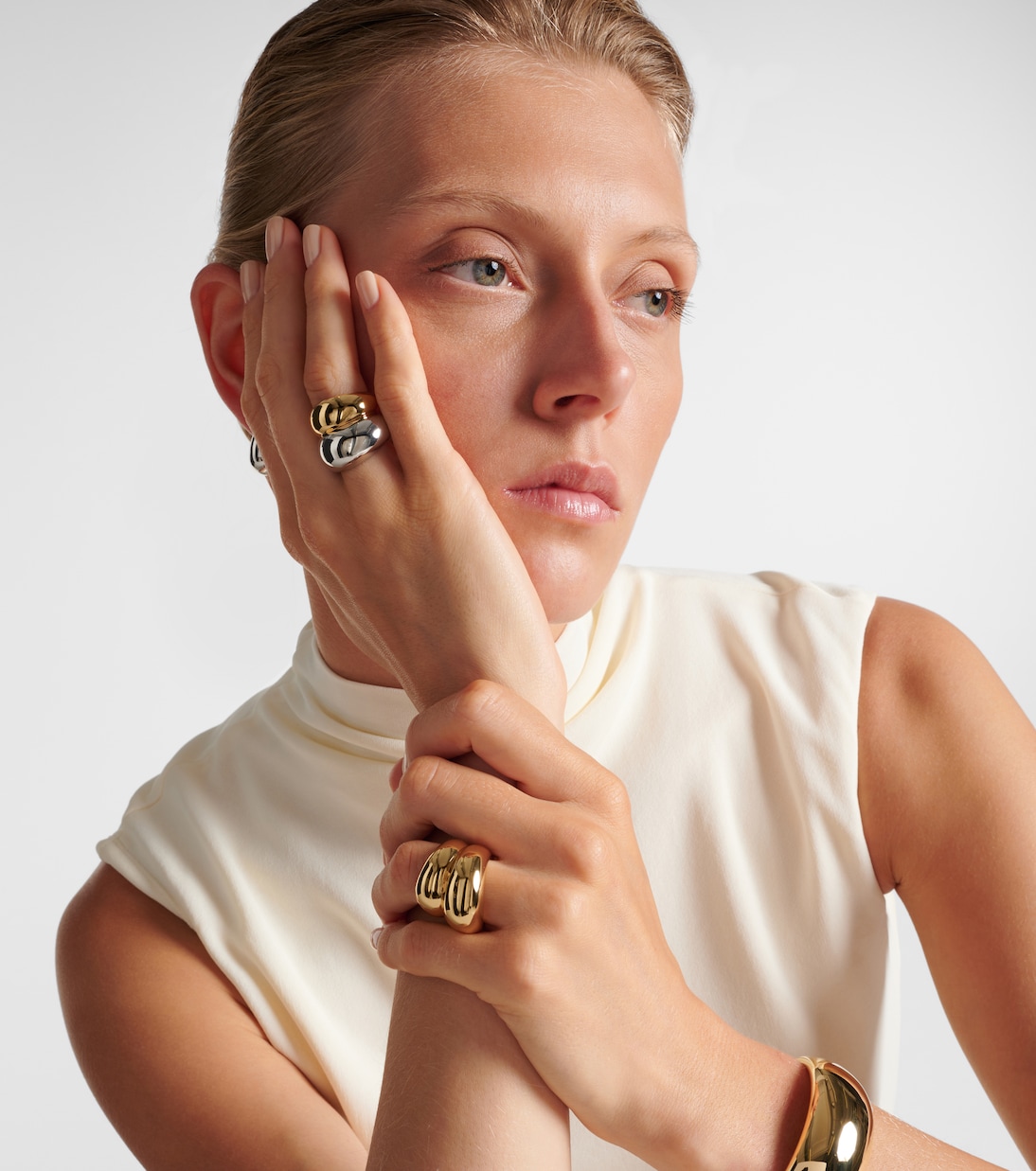 Anello placcato oro stile Chavez di Jennifer Fisher per giovani trendy