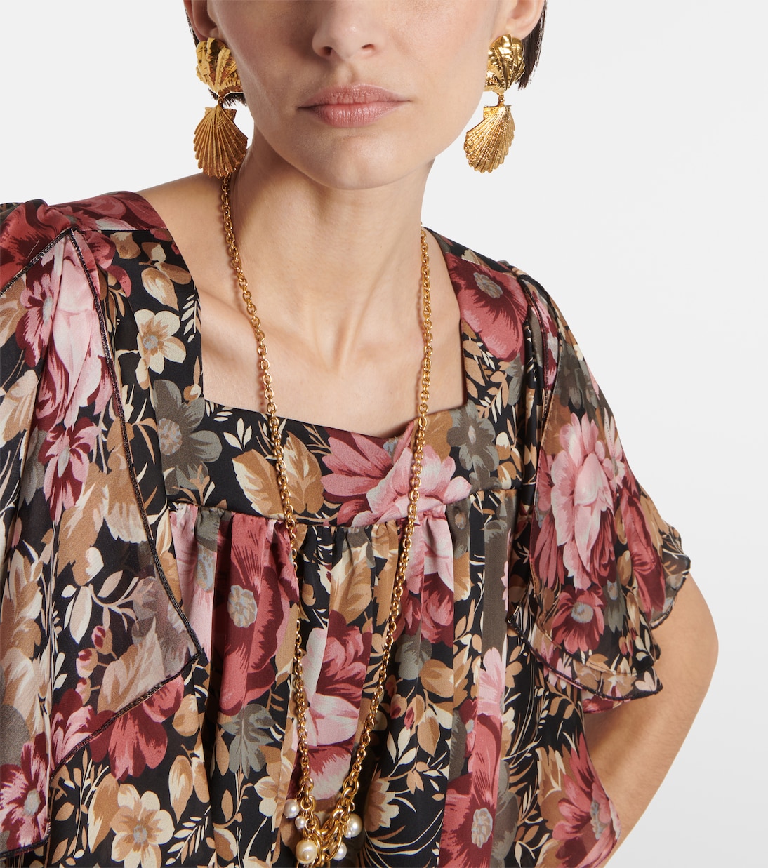 Orecchini pendenti CHLOÉ con conchiglie e perle finte per uno stile giovane e fresco
