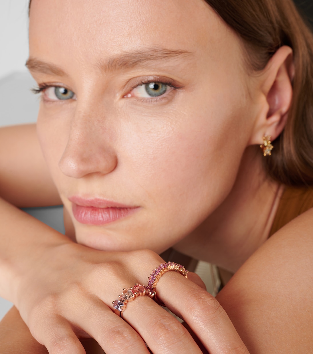 Anello in oro rosa 18kt con zaffiri di SUZANNE KALAN, gioiello chic per giovani trendsetter
