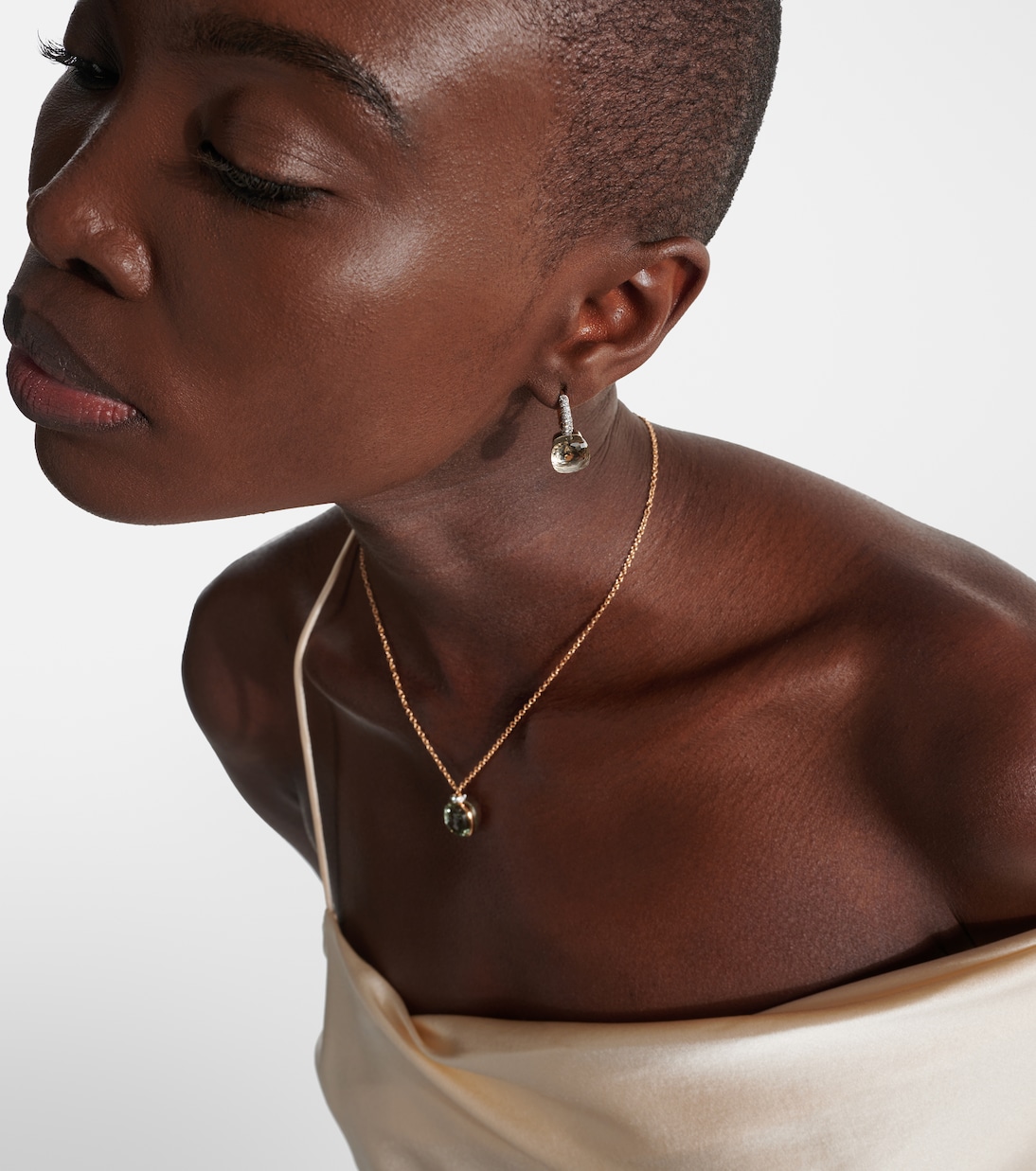 Orecchini glamour in oro rosa e bianco 18kt con topazio e diamanti, stile Nudo Classic di Pomellato, perfetti per giovani trendy.
