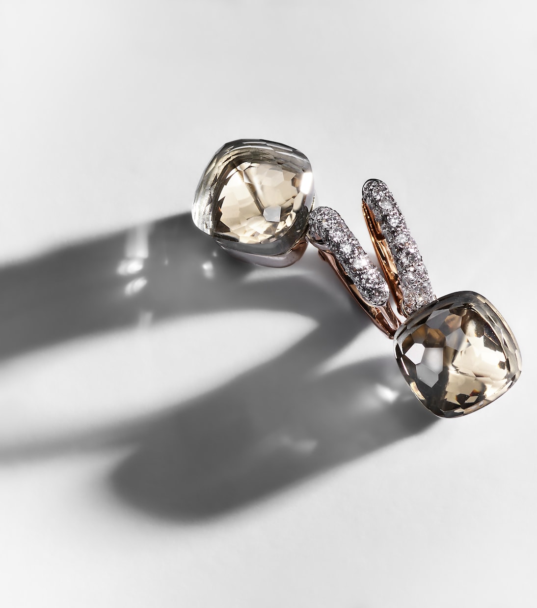 Orecchini glamour in oro rosa e bianco 18kt con topazio e diamanti, stile Nudo Classic di Pomellato, perfetti per giovani trendy.