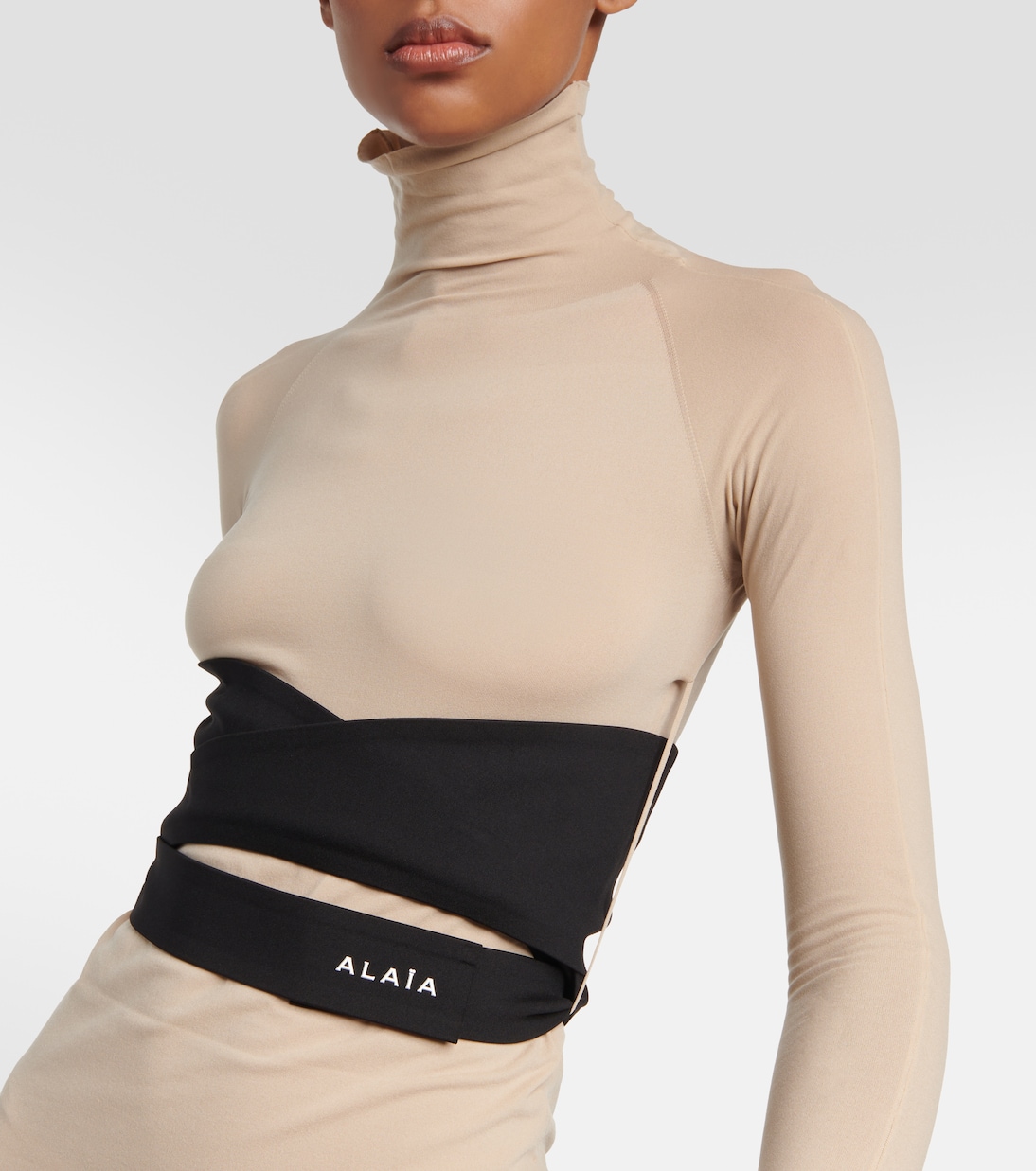 Vestido Maxi de Punto Alaïa con Cuello Alto para Jóvenes Modernos