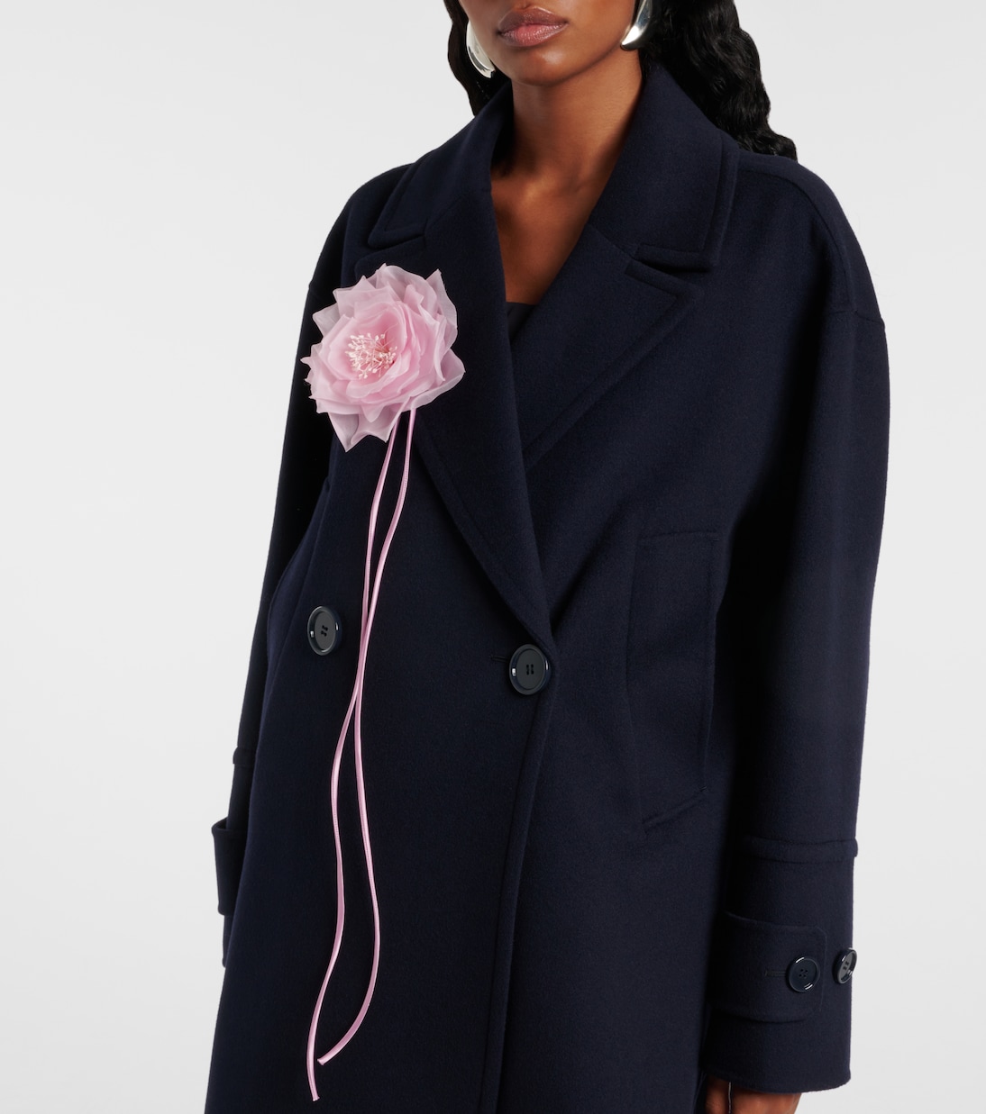 Elegante Spilla in Seta Jessy di MAX MARA per Giovani Stilisti