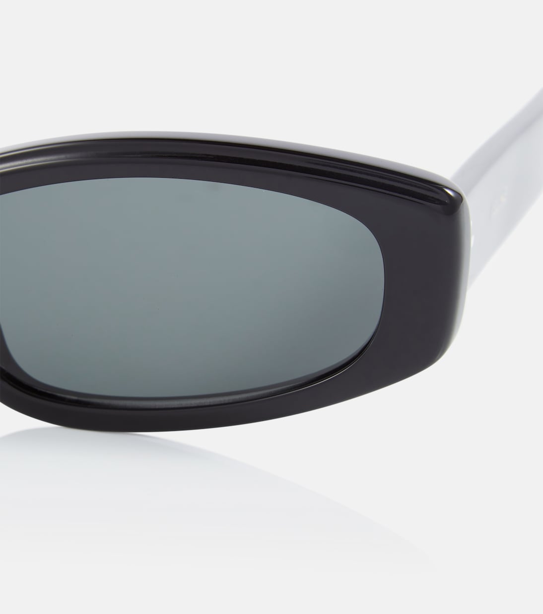 Occhiali da sole CELINE: stile rettangolare per un look giovane e trendy