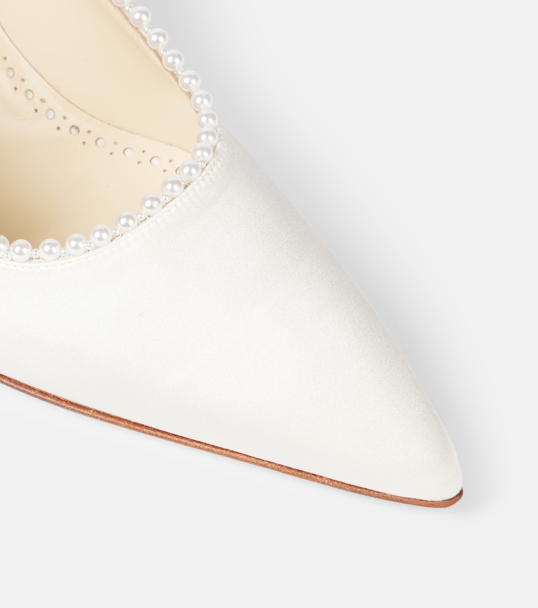 Scarpe con tacco Kifat 70 in raso decorato di Manolo Blahnik per uno stile giovane e chic