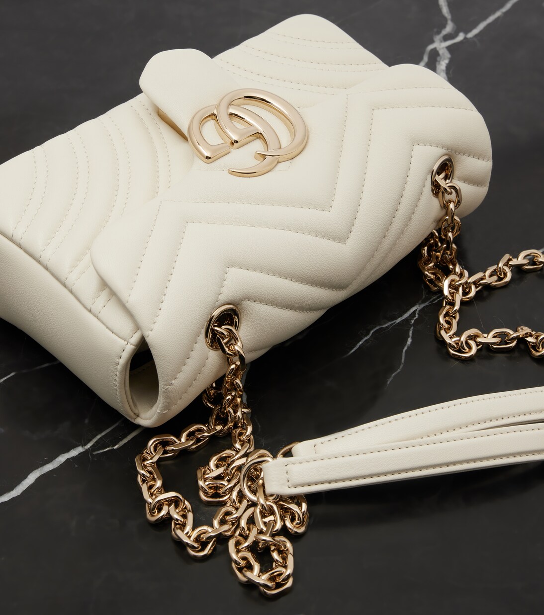 GG Marmont Small leather shoulder bag | Gucci
