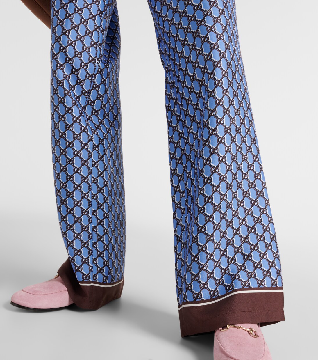 Pantalones Juveniles de Seda Gucci con Corte Amplio y Estilo GG