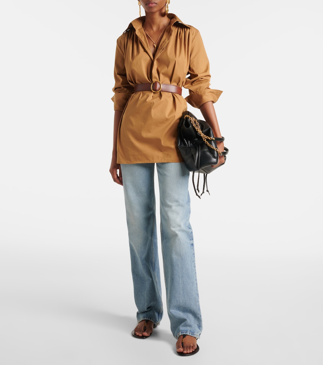 Sandali in pelle Cassandra con tacco di Saint Laurent, stile giovane e trendy.