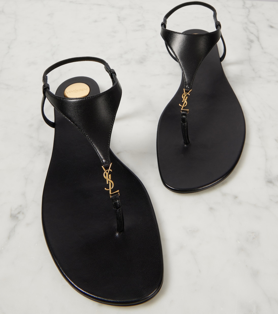Sandali in pelle Cassandra con tacco di Saint Laurent, stile giovane e trendy.
