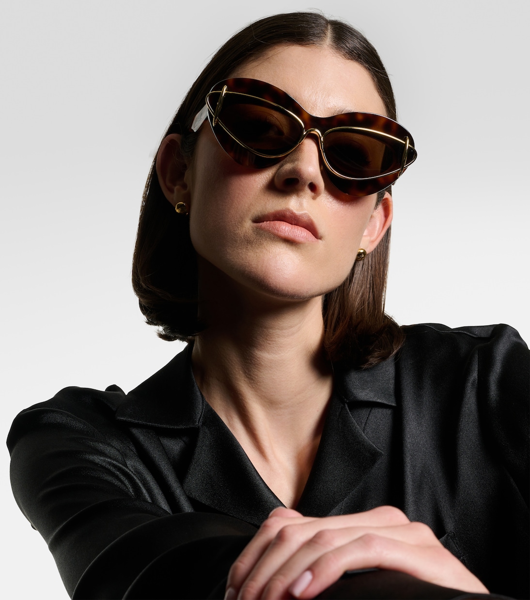 Occhiali da sole LOEWE con montatura a gatto, stile giovane e trendy
