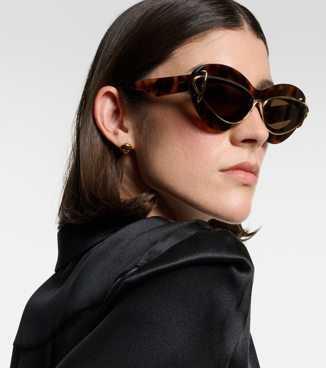 Occhiali da sole LOEWE con montatura a gatto, stile giovane e trendy