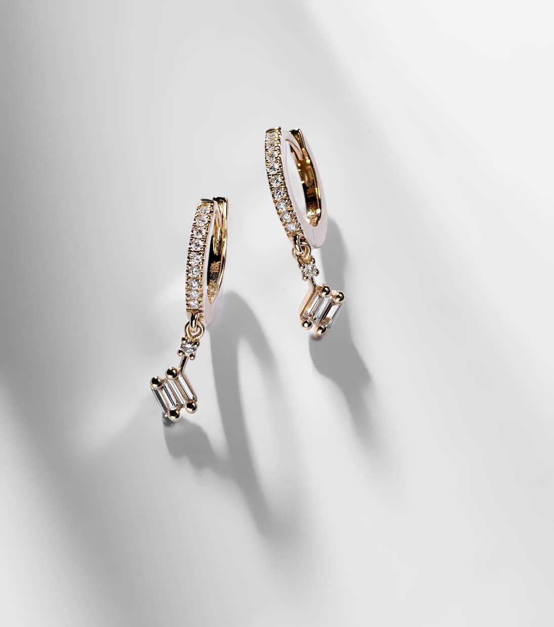 Orecchini pendenti in oro 18kt con diamanti, design moderno per giovani stili unici
