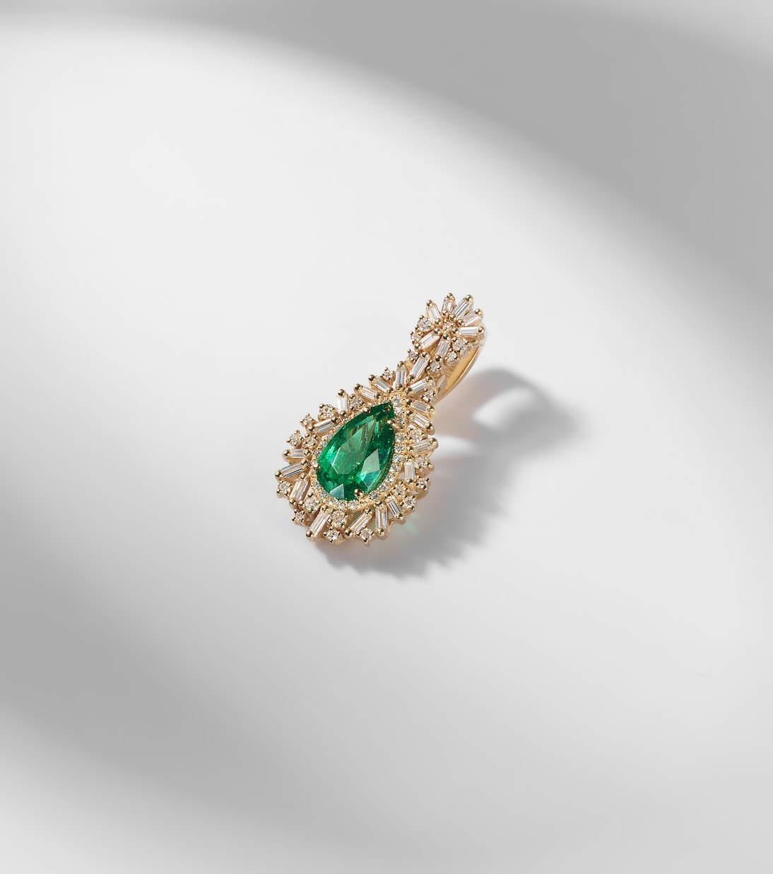 18kt gold pendant with emerald and diamonds | Suzanne Kalan