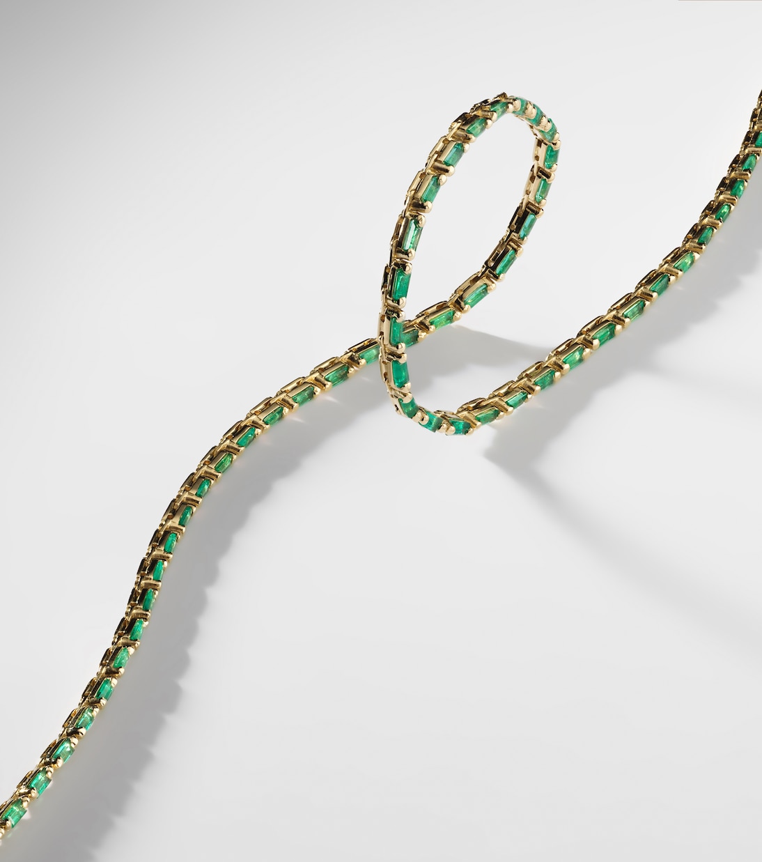 Collana in oro 18kt stile tennis con smeraldi firmata SUZANNE KALAN, design lineare e moderno per giovani trendsetter.