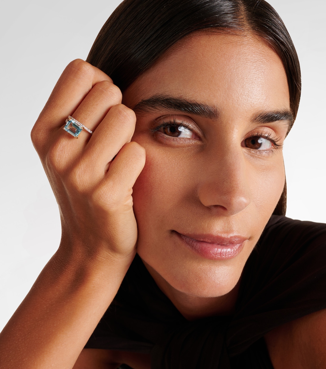 Anello in oro 14kt MATEO con diamanti e topazio, design giovane e moderno