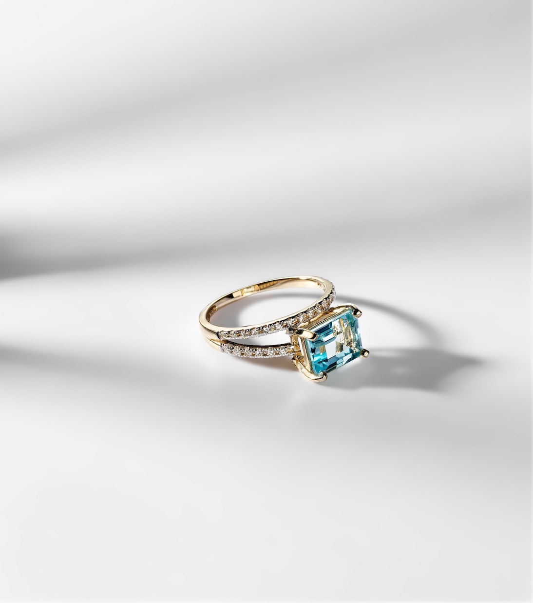 Anello in oro 14kt MATEO con diamanti e topazio, design giovane e moderno