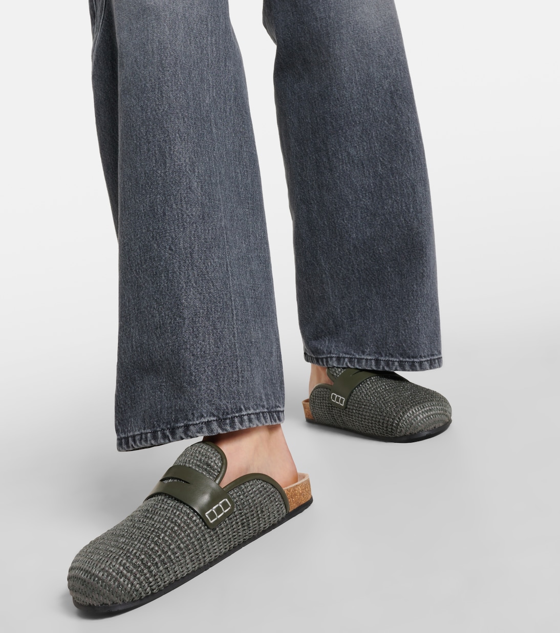 Mules Tess de rafia con ribete de piel | JW Anderson
