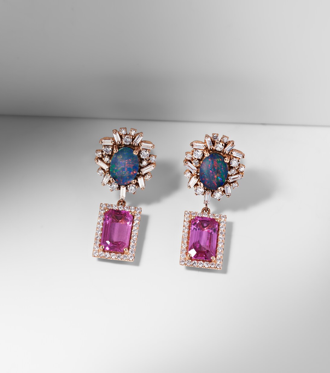 Orecchini pendenti in oro rosa 18kt SUZANNE KALAN con diamanti, zaffiro e opale, design moderno per giovani