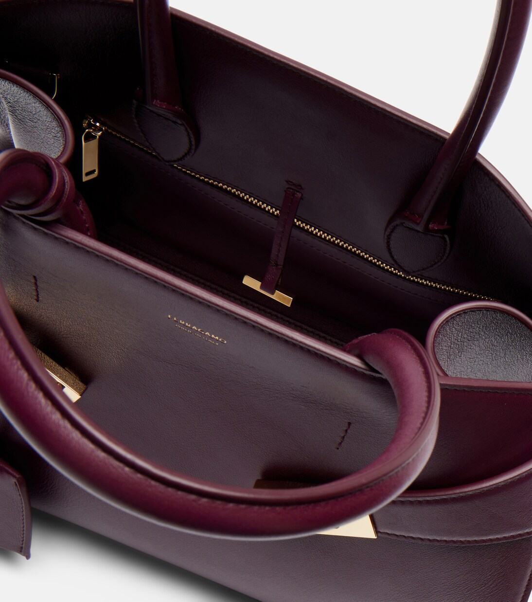 Hug 미디엄 레더 토트 백 | Ferragamo