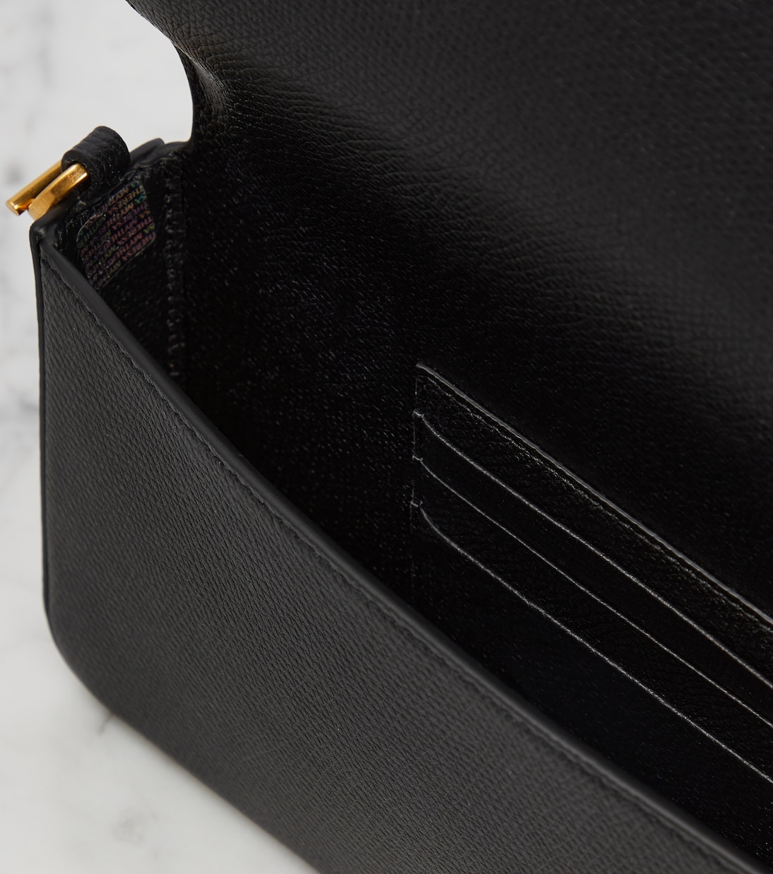 Borsa a tracolla in pelle con logo V di Valentino Garavani, stile giovanile e moderno.