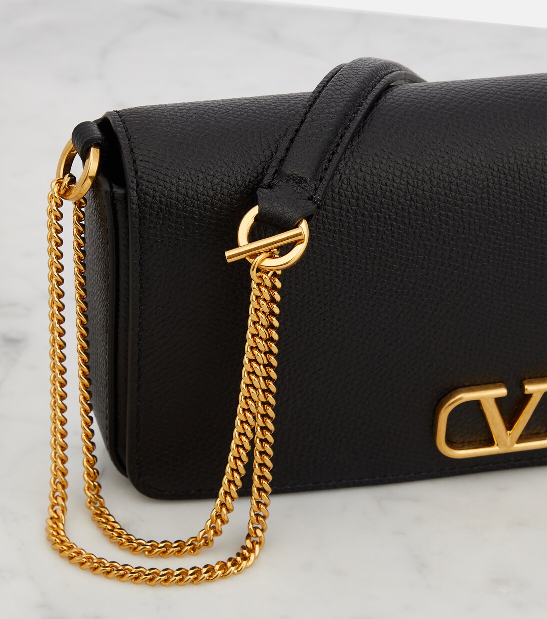 Borsa a tracolla in pelle con logo V di Valentino Garavani, stile giovanile e moderno.