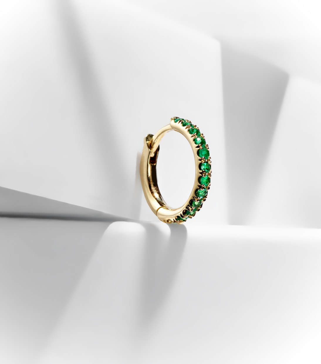 Boucle d'oreille unique Micro en or 18 ct et émeraudes | Spinelli Kilcollin