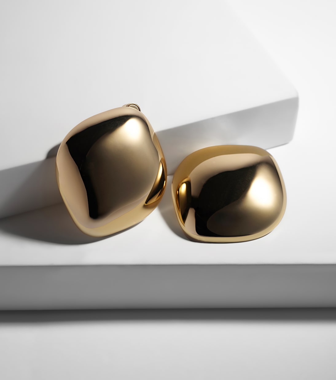 Orecchini in oro placcato 10kt stile puff di Jennifer Fisher per giovani trendy