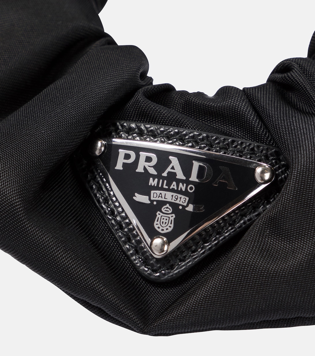Fascino Moderno: Fascia per Capelli PRADA in Re-Nylon per Giovani Stilisti