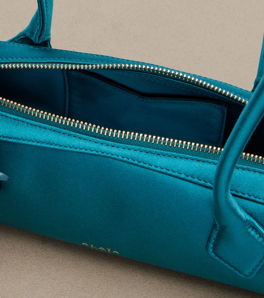 Schultertasche Le Teckel Small aus Satin | Alaïa