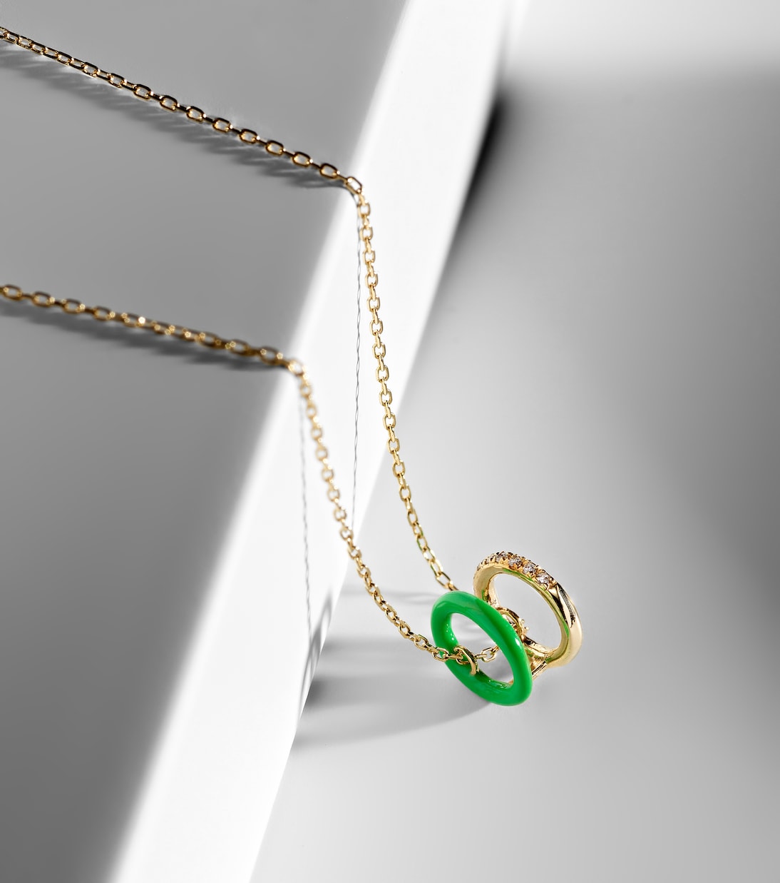 Collier en or 18 ct, diamants et émail | Persée