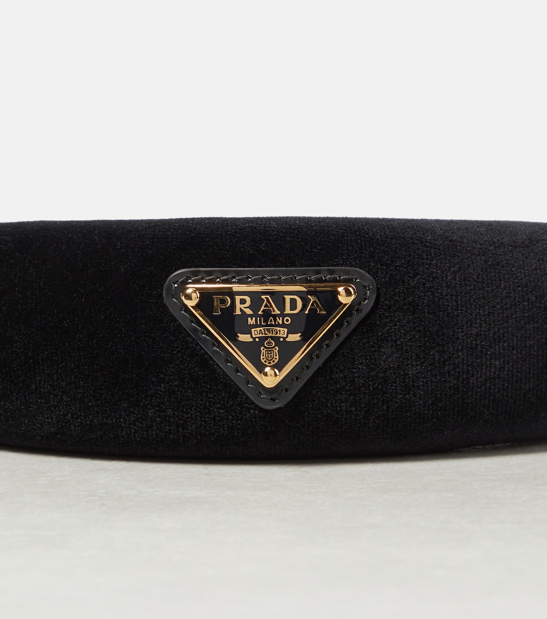 Fascia in velluto con logo PRADA, stile giovane e trendy