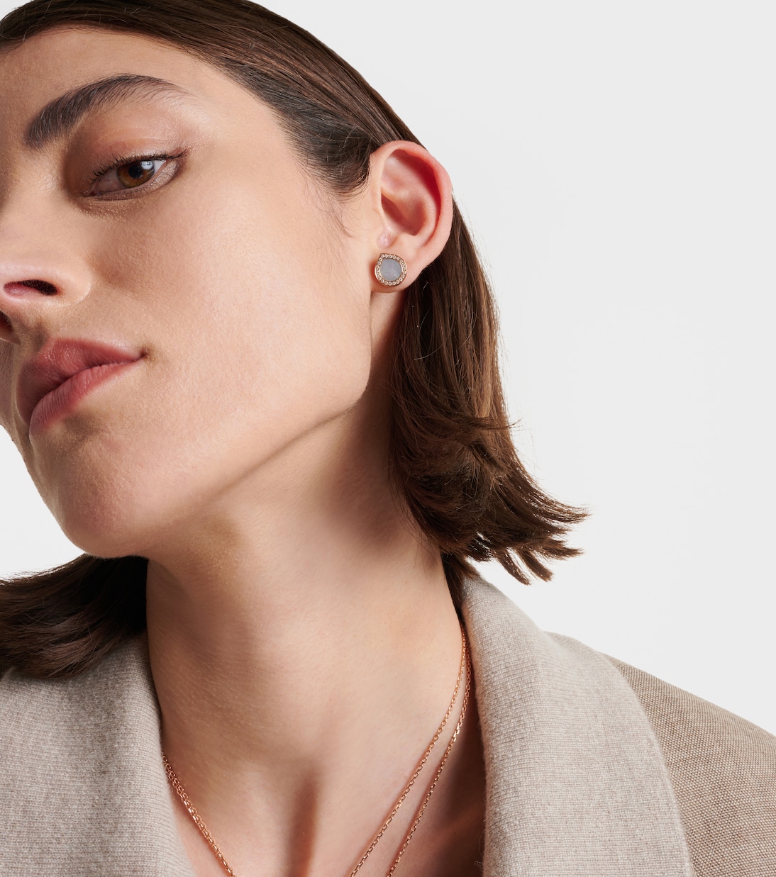 Boucle d'oreille unique Antifer en or rose 18 ct, nacre et diamants | Repossi