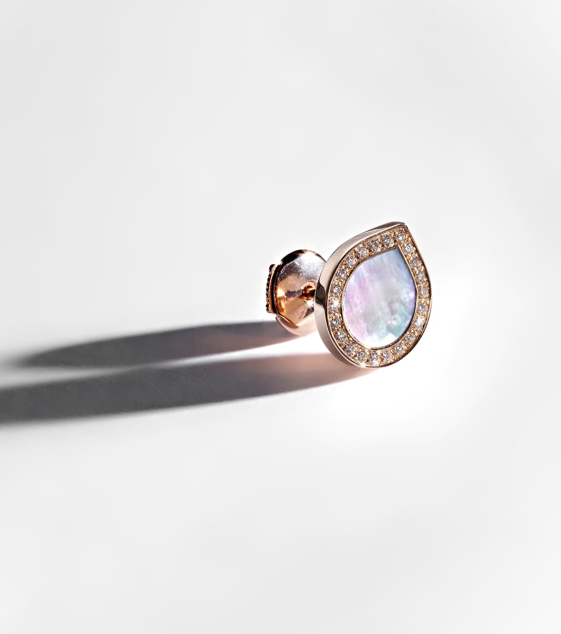 Boucle d'oreille unique Antifer en or rose 18 ct, nacre et diamants | Repossi