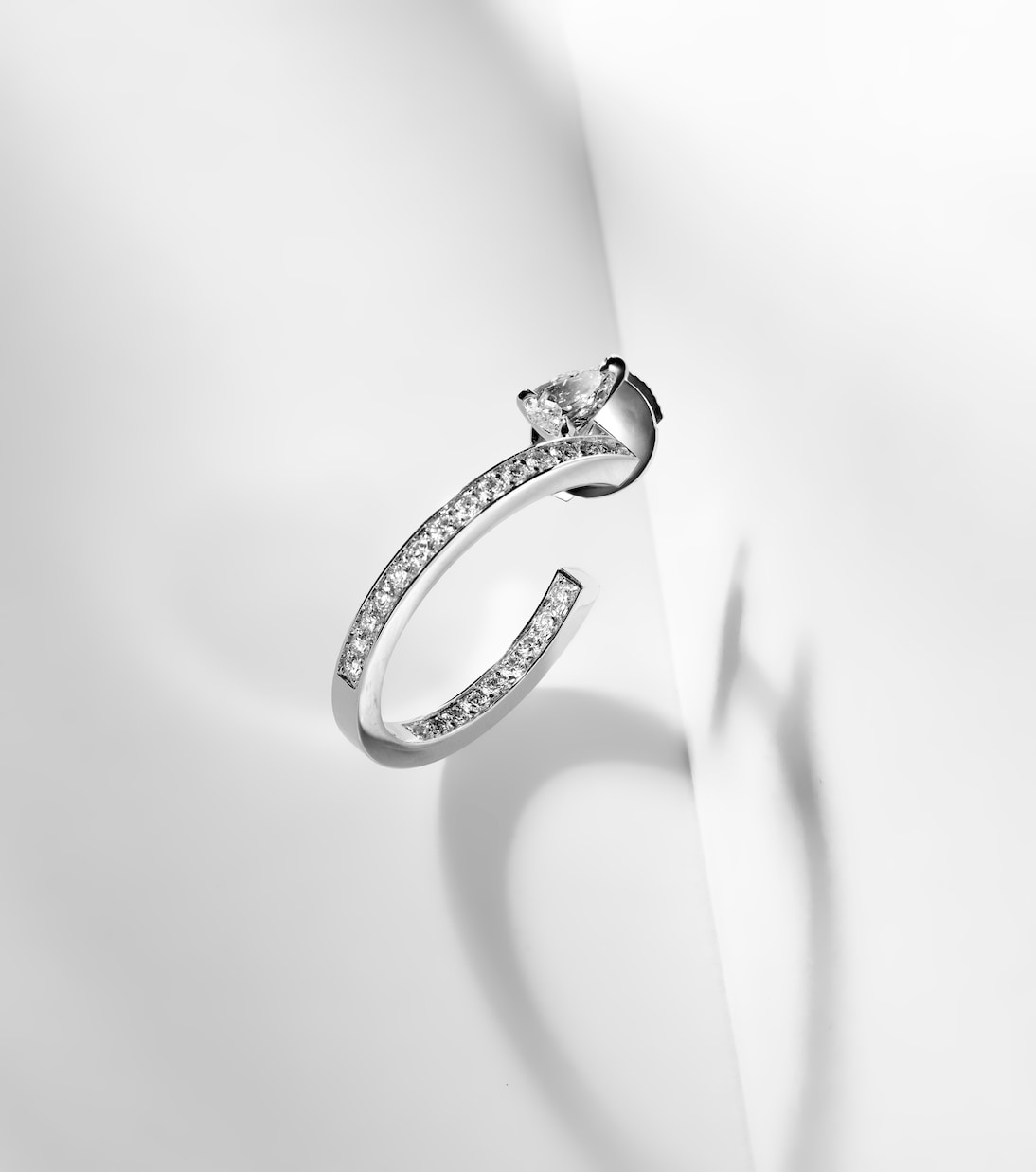 Orecchino singolo Serti Sur Vide in oro bianco 18kt con diamanti | Repossi