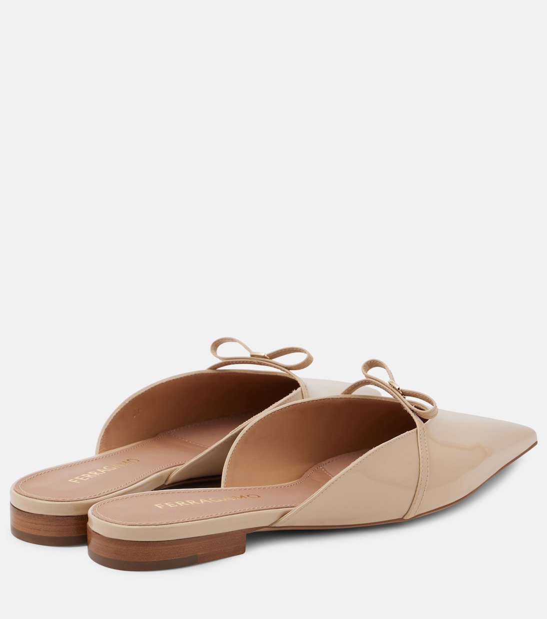 Mules in pelle laccata con dettaglio a fiocco di FERRAGAMO per giovani alla moda