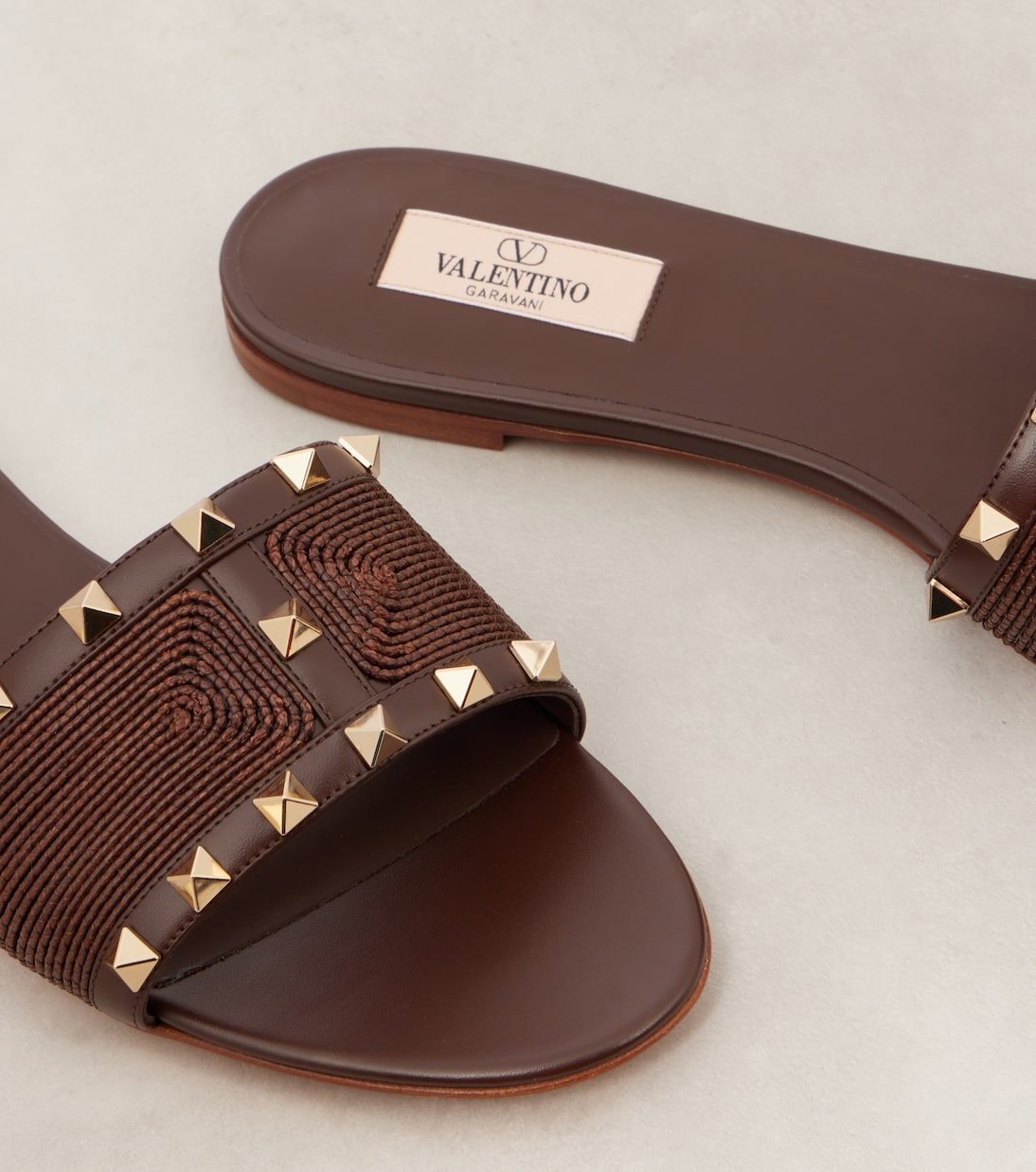 Valentino Garavani Sandali Rockstud in Pelle e Raffia per Giovani Stile