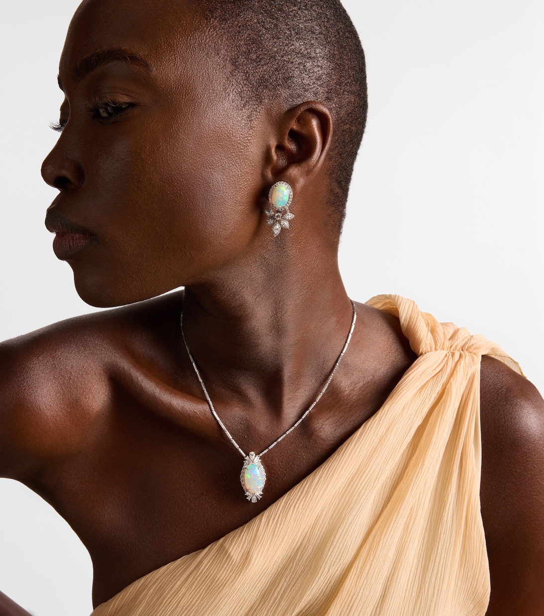 Ohrringe Reign Supreme aus 18kt Weißgold mit Diamanten und Opal | Yeprem