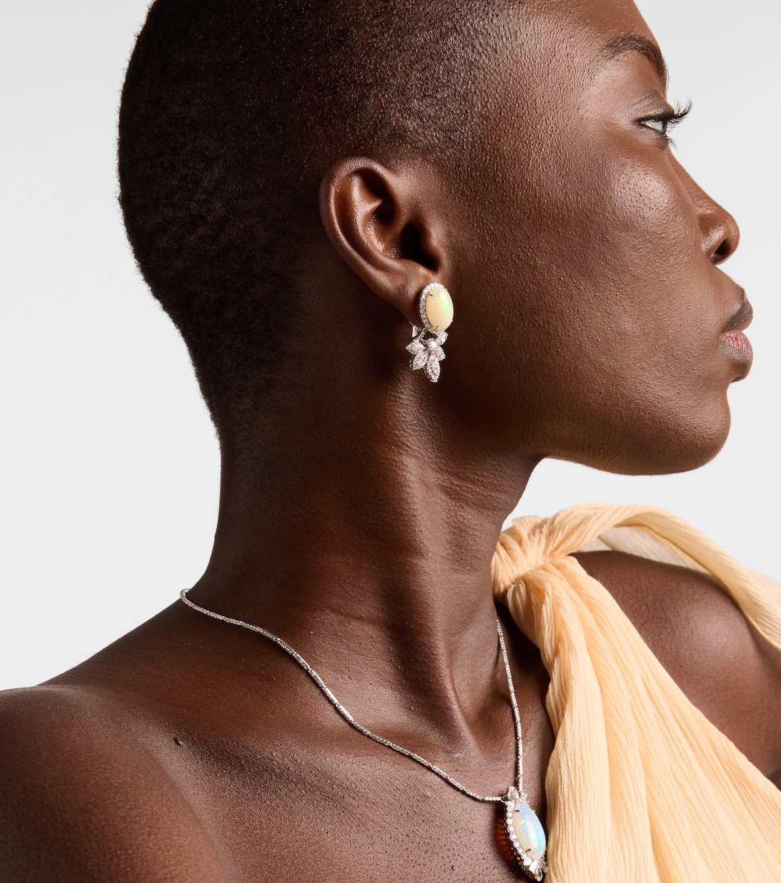Ohrringe Reign Supreme aus 18kt Weißgold mit Diamanten und Opal | Yeprem