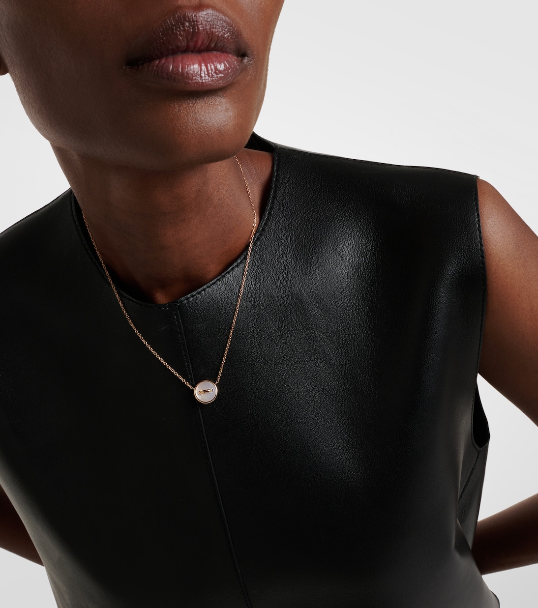 Collier Pom Pom Dot en or rose 18 ct, nacre et diamants | Pomellato