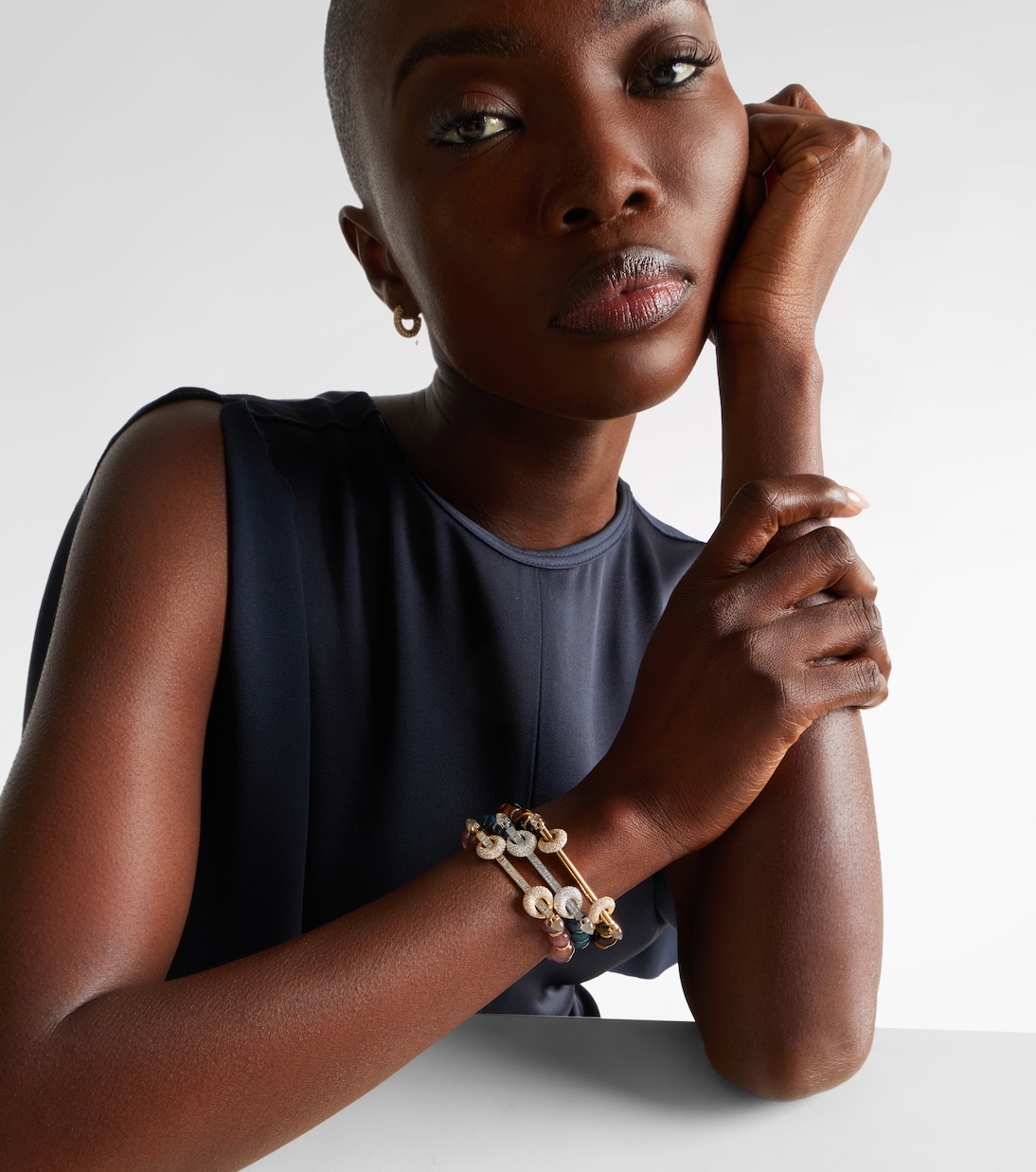 Armreif Chakra aus 18kt Gelbgold mit Diamanten, Beryll und Quarz | Ananya